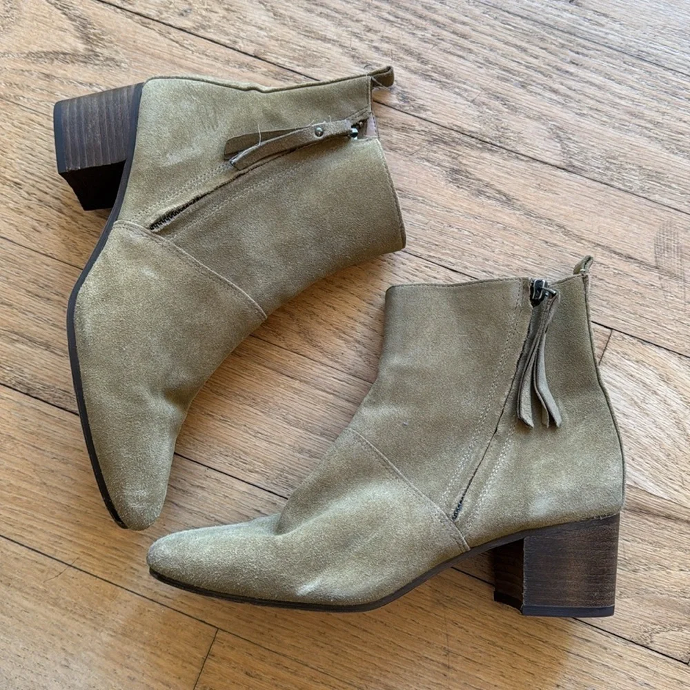 Banana Republic suede booties size 7.5